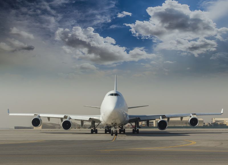在国际空运中，直达航路和中转航路选择技巧